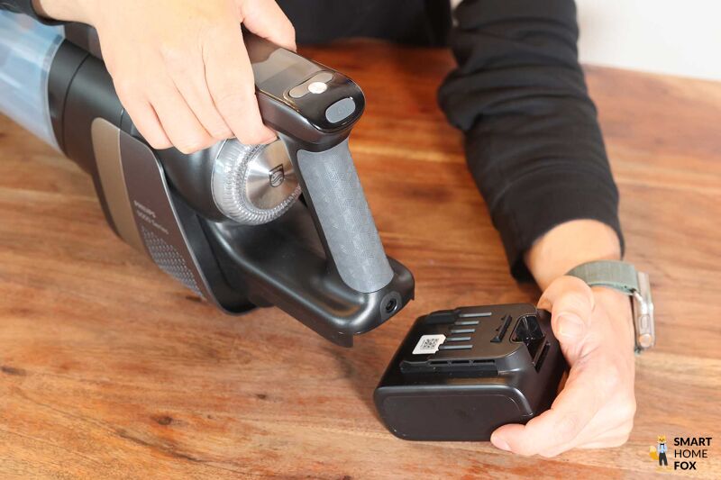 Der Aquatrio Akku bei der Montage